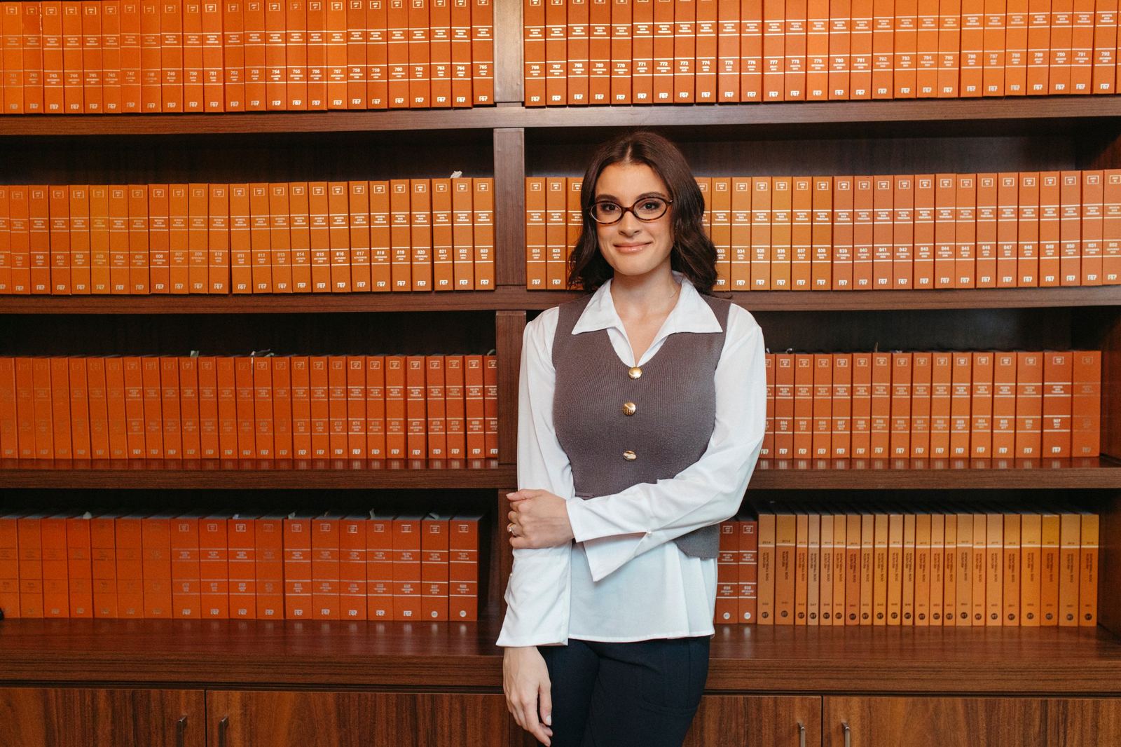 Caroline Mattar Assad na biblioteca do escritório